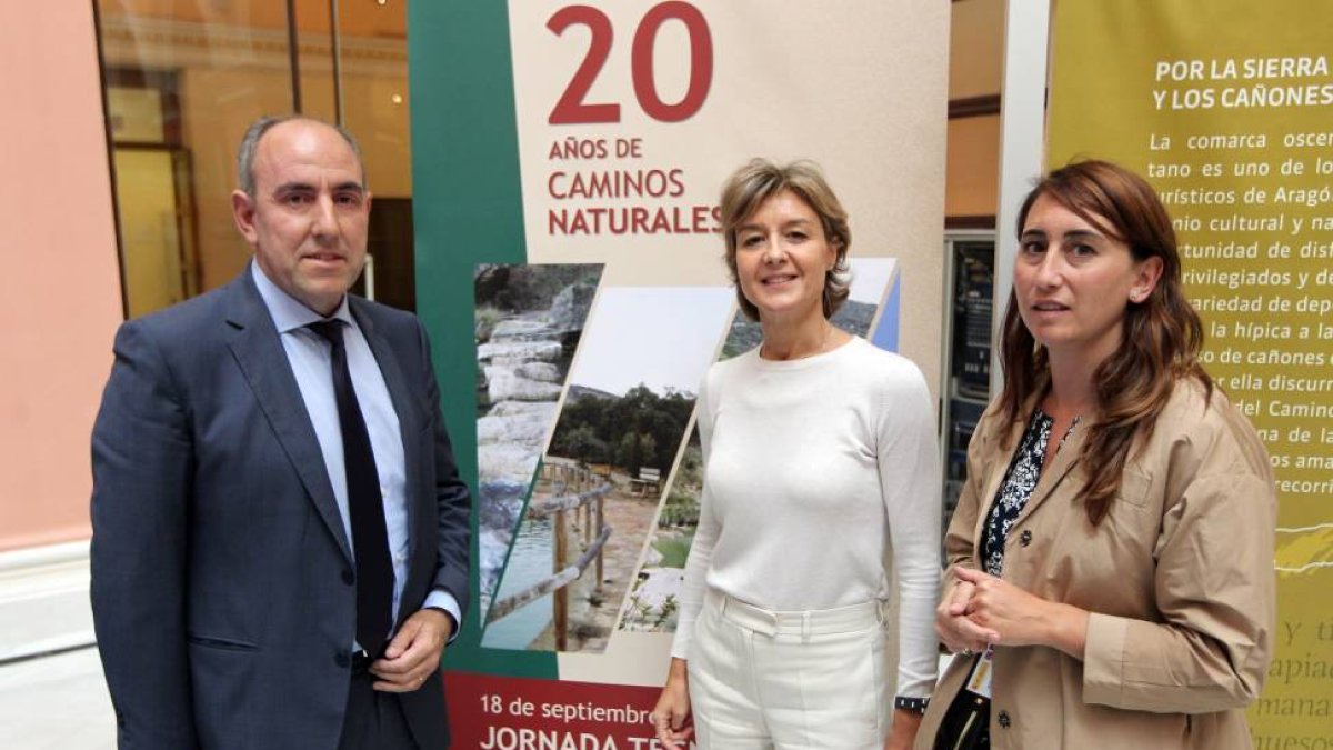 El presidente de la Diputación de Palencia, José María Hernández; la ministra de Agricultura, Isabel García Tejerina y la vicepresidenta de la diputación de Palencia, Ana Asenjo, en el acto de presentación del 'Estudio sobre el impacto económico y social -Ical