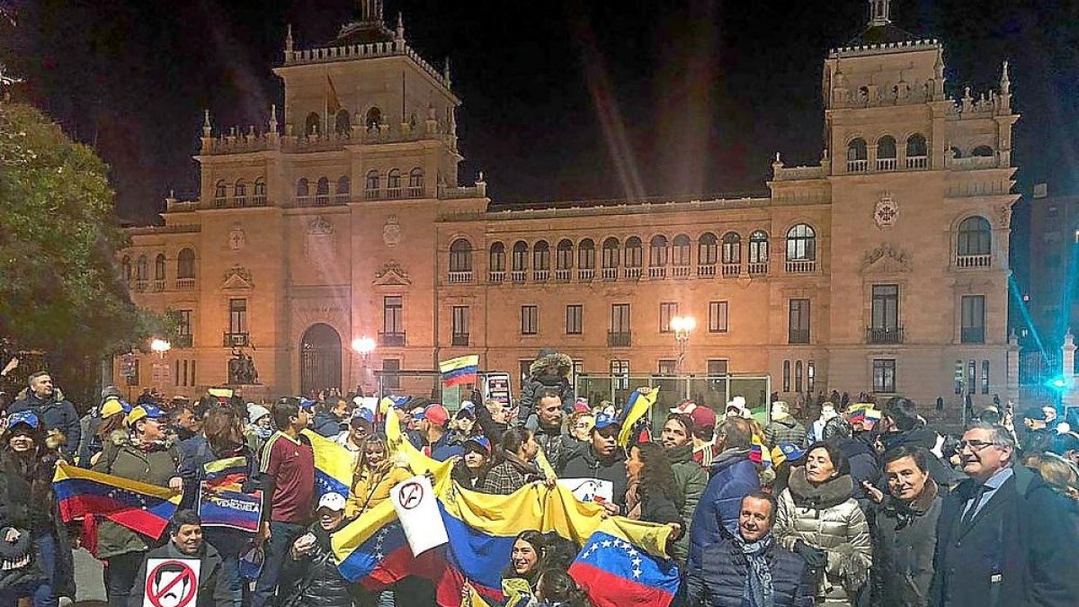 Concentración de apoyo al pueblo venezolano en la plaza de Zorrilla, con Ignacio Tremiño a la derecha.-E. M.
