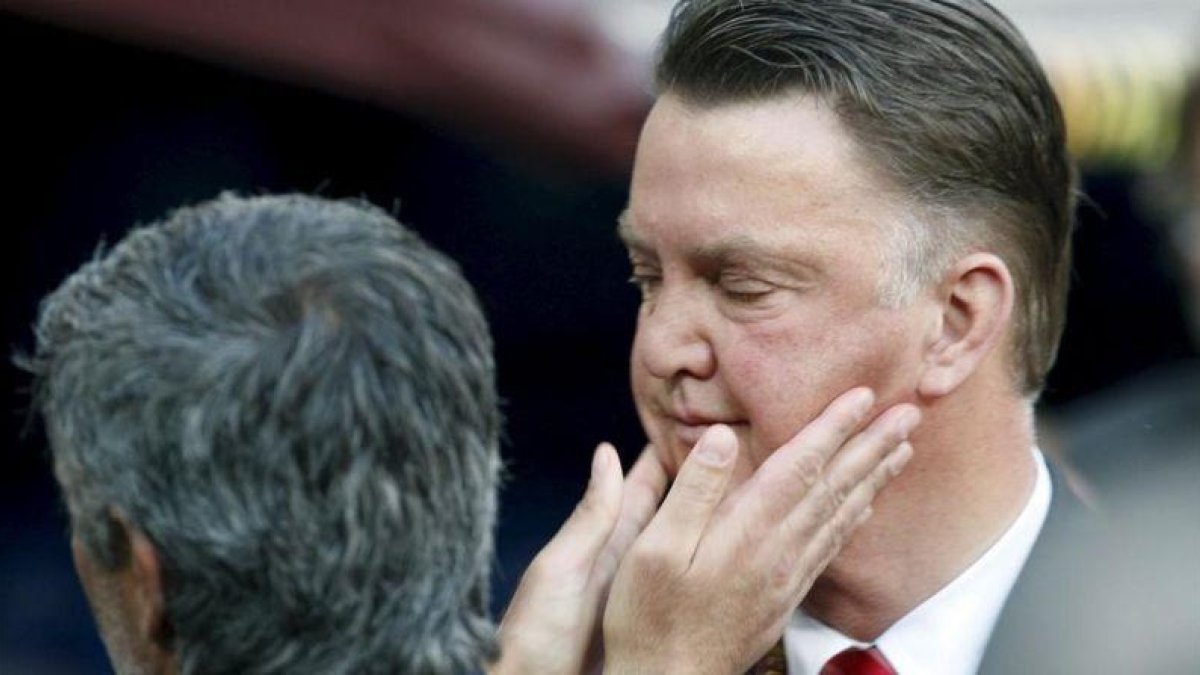 Mourinho saluda a Van Gaal en la final de la Champions del 2010.-JUAN CARLOS HIDALGO