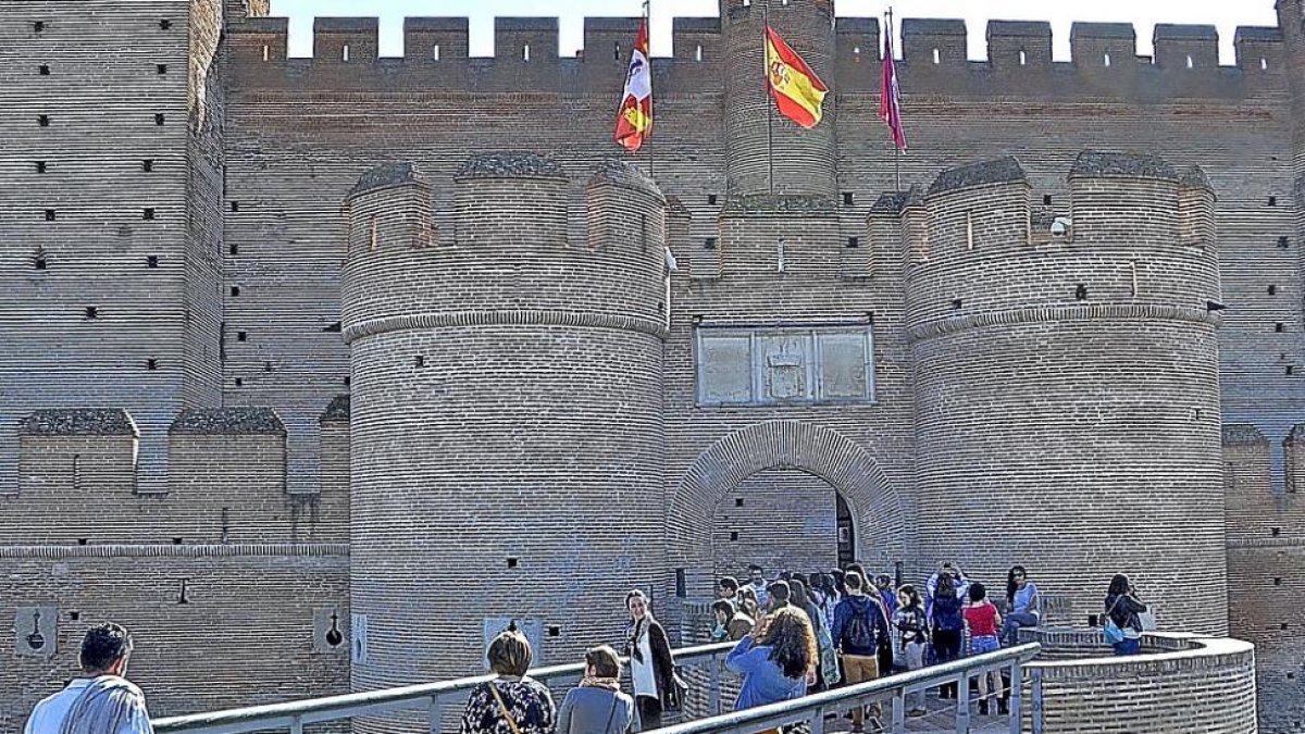 Un grupo de turistas se dirige a la puerta del Castillo de la Mota.-S. G. C.