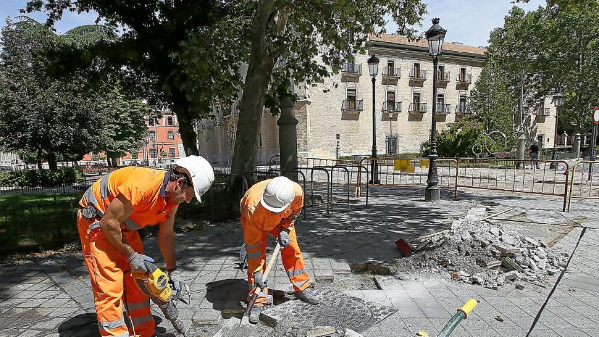 Unos operarios trabajan en las obras de la Plaza de Santa Cruz.-J. M. LOSTAU