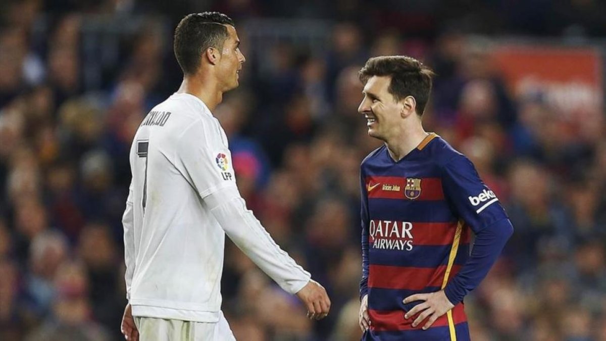 Cristiano Ronaldo y Messi en el último clásico disputado en el Camp Nou.-EFE / ALEJANDRO GARCÍA