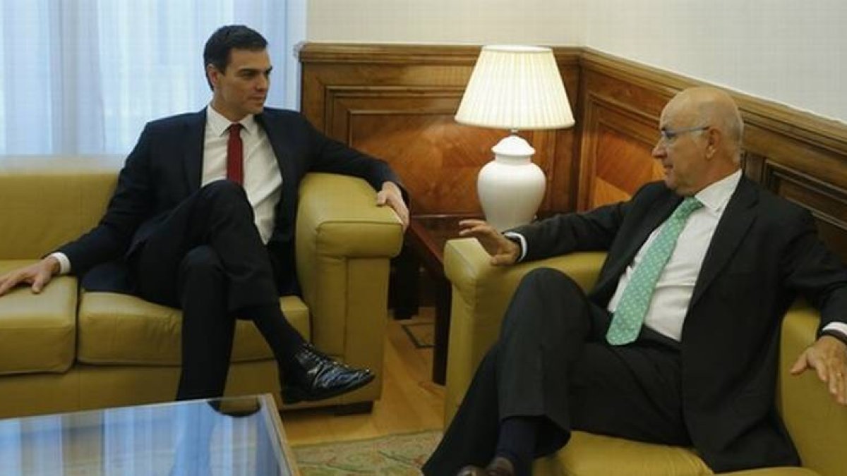 Pedro Sánchez y Josep Antoni Duran Lleida, durante su encuentro este miércoles, en el Congreso de los Diputados.-Foto: AGUSTÍN CATALÁN