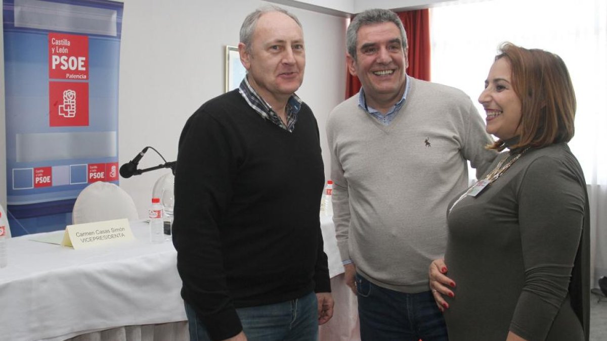 (IaD) El procurador Jesús Guerrero; el exdiputado Julio Villarrubia; y la secretaria general del PSOE palentino, Miriam Andrés, antes de la reunión del Comité Provincial con carácter extraordinario para ratificar las candidaturas electorales-ICAL