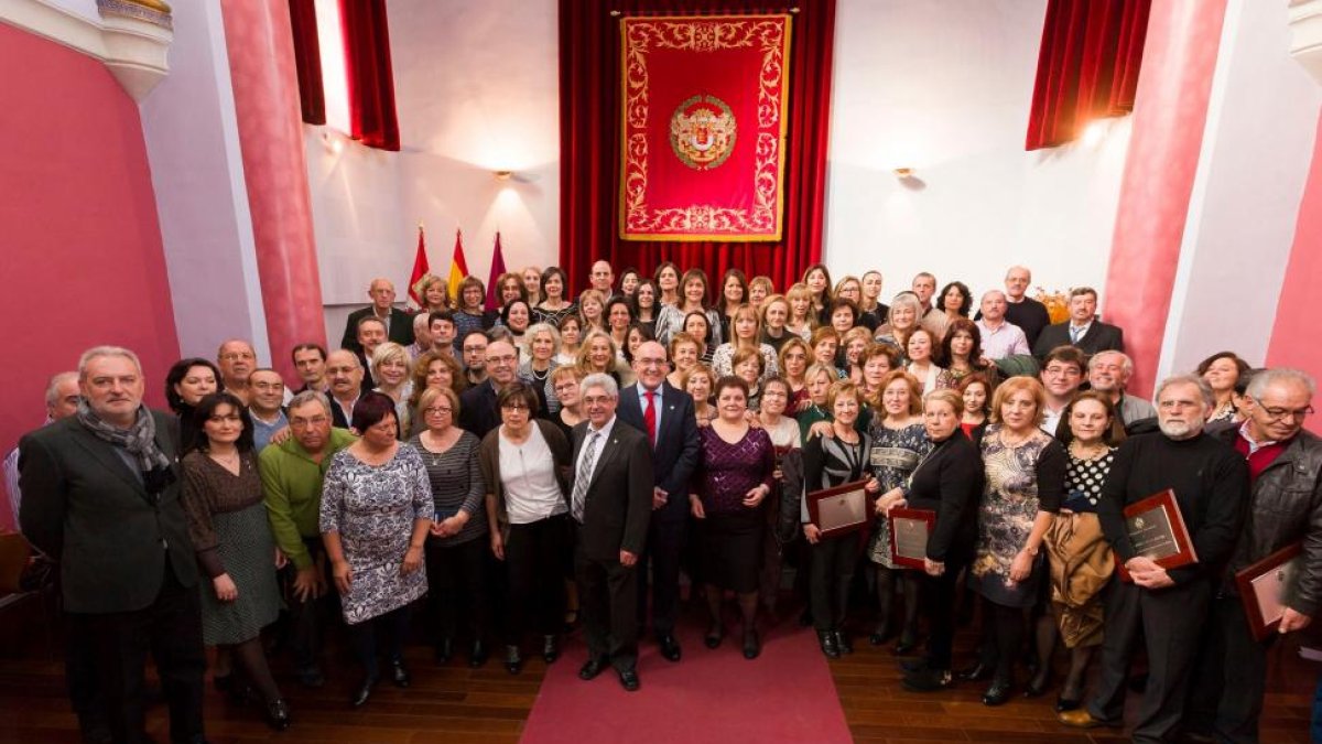 El presidente de la Diputación de Valladolid, Jesús Julio Carnero García, acompañado por los portavoces de los grupos políticos, en el acto de entrega de las medallas y distinciones a los funcionarios que de la Diputación Provincial.-ICAL