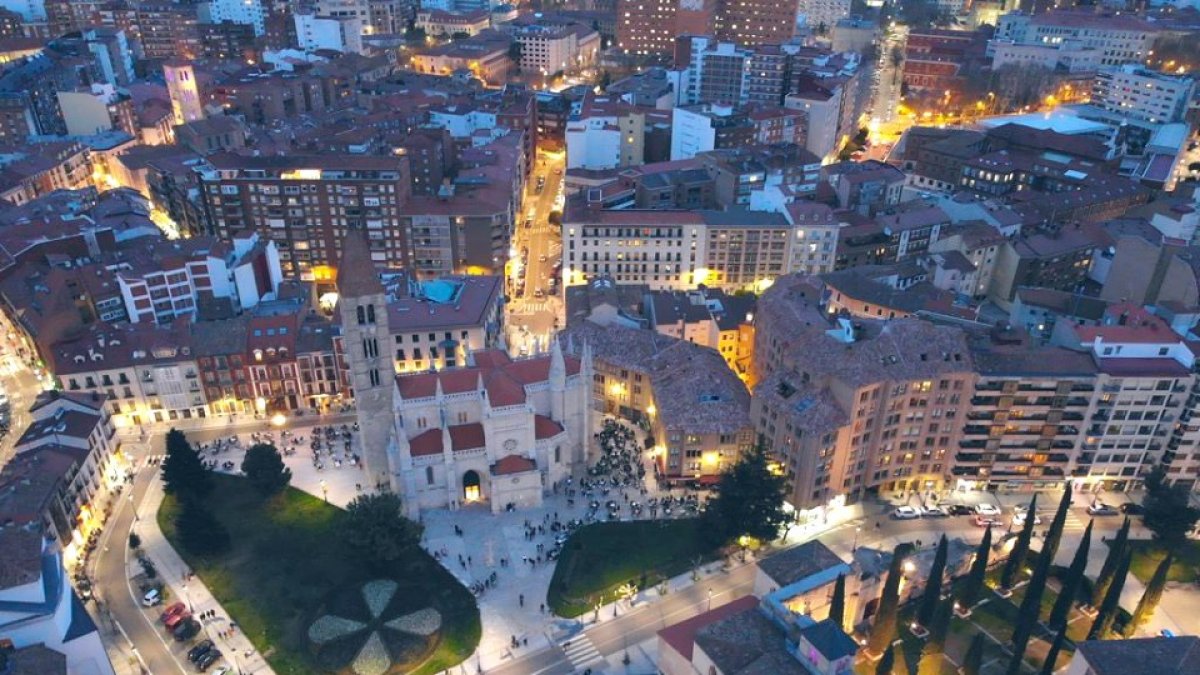 Vista desde un dron de la Policía que sobrevuela Valladolid. -@POLICIAVLL