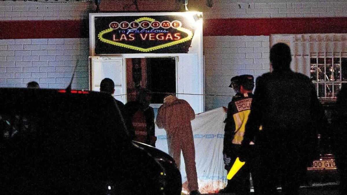 La policía retiras los cadáveres tras el tiroteo en el club medinense.-J.M. LOSTAU