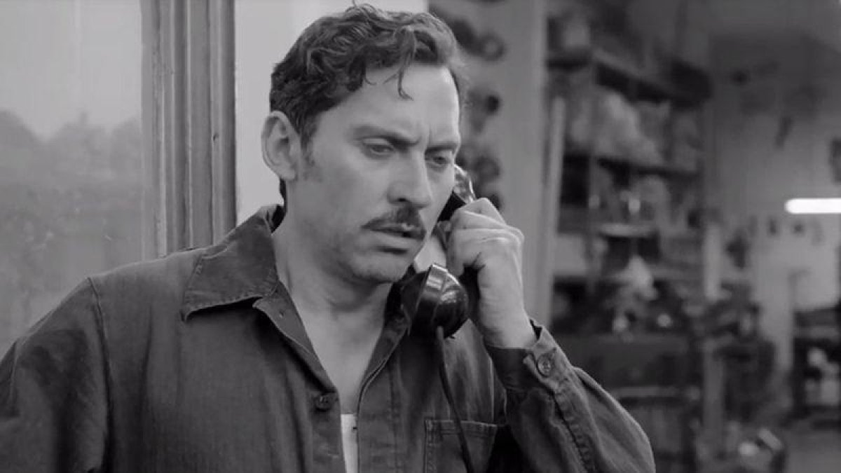 Escena de la serie 'Arde Madrid', en la que se aprecia al actor y director, Paco León, en blanco y negro.-EL PERIÓDICO