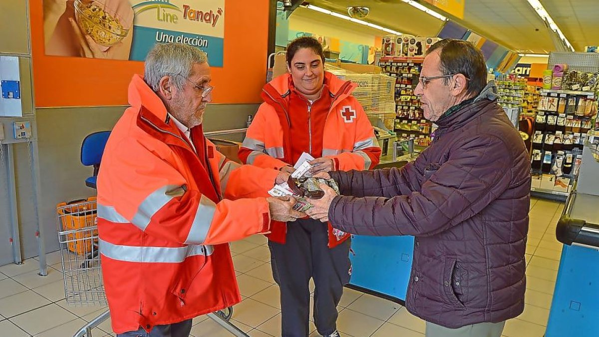 Dos de los voluntarios durante la recogida de alimentos.-ICAL
