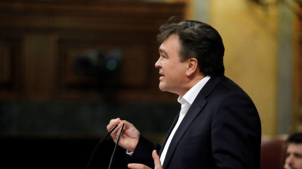 El diputado de Teruel Existe, Tomás Guitarte, durante su intervención ante el pleno del Congreso de los Diputados en la primera jornada de la sesión de investidura de Pedro Sánchez como presidente del Gobierno.-EFE