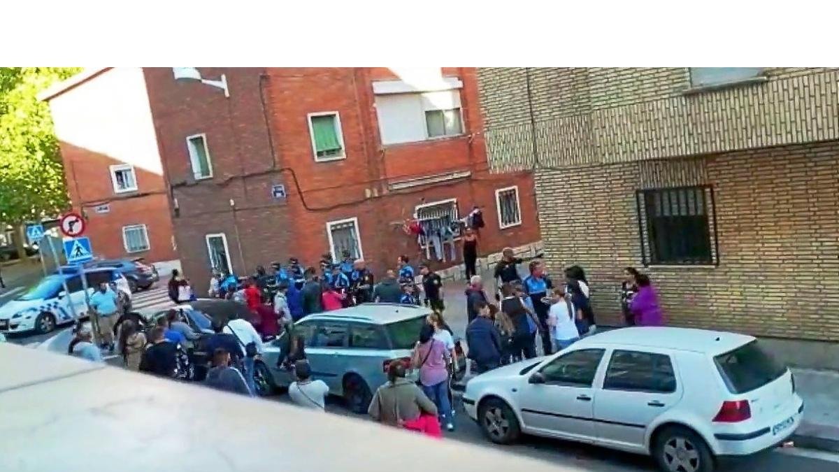 Vecinos de Pajarillos aplacados por una barrera de policías cuando querían entrar en el templo.-LA RAZÓN