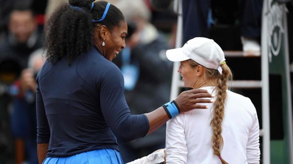 Serena Williams saluda a la kazaja Yulia Putintseva tras su partido de este jueves.-AFP / MARTIN BUREAU
