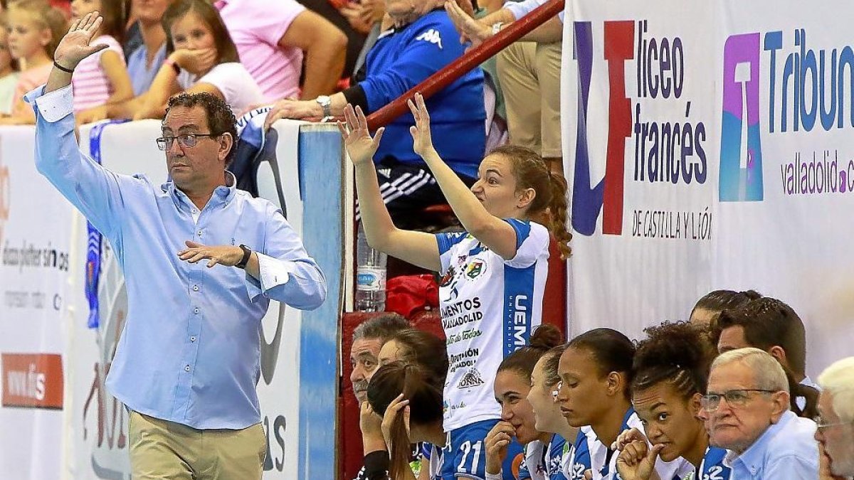 Miguel Ángel Peñas da instrucciones desde su banquillo.-J. M. LOSTAU