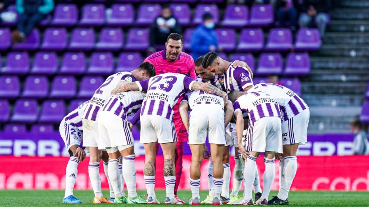 Piña del once inicial ante el Fuenlabrada. I SOLA / RV
