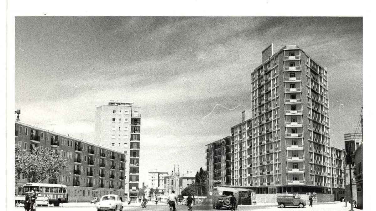IMAGEN DEL PASEO ZORRILLA, A LA ALTURA DEL ANTIGUO MATADERO, CON TRÁFICO DE COCHES Y BICICLETAS