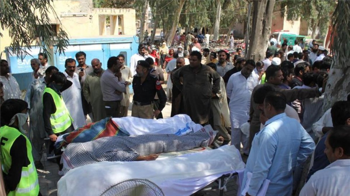 Varios cuerpos de las personas asesinadas por un curandero en Sargodha, Pakistán.-ISRARUL HAQ