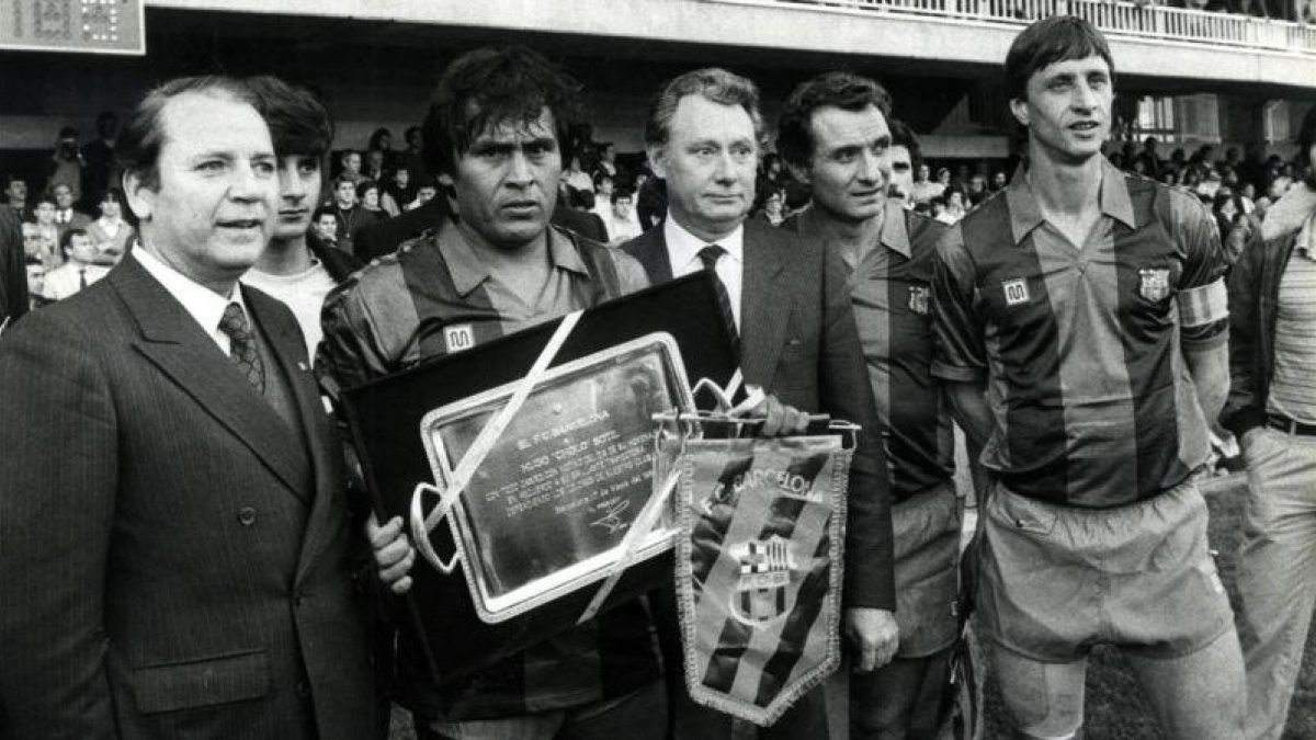 Núñez, en un homenaje a Sotil en el Camp Nou, con Vilaseca, Fusté y Cruyff.-EL PERIÓDICO
