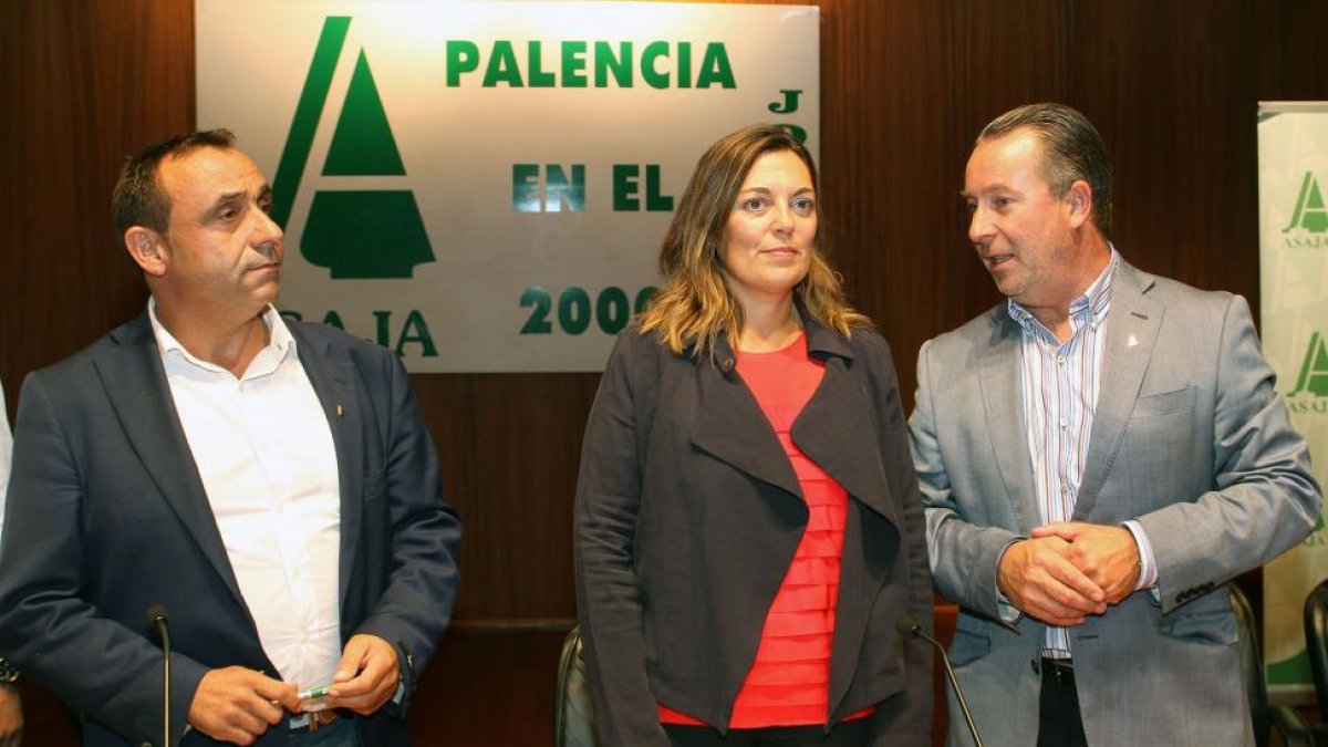 La consejera de Agricultura y Ganadería, Milagros Marcos; junto al presidente regional de ASAJA, Donaciano Dujo (D); y al provincial, Honorato Meneses (I), inaugura las jornadas 'Palencia en el 2000', organizadas por Asaja Palencia-ICAL