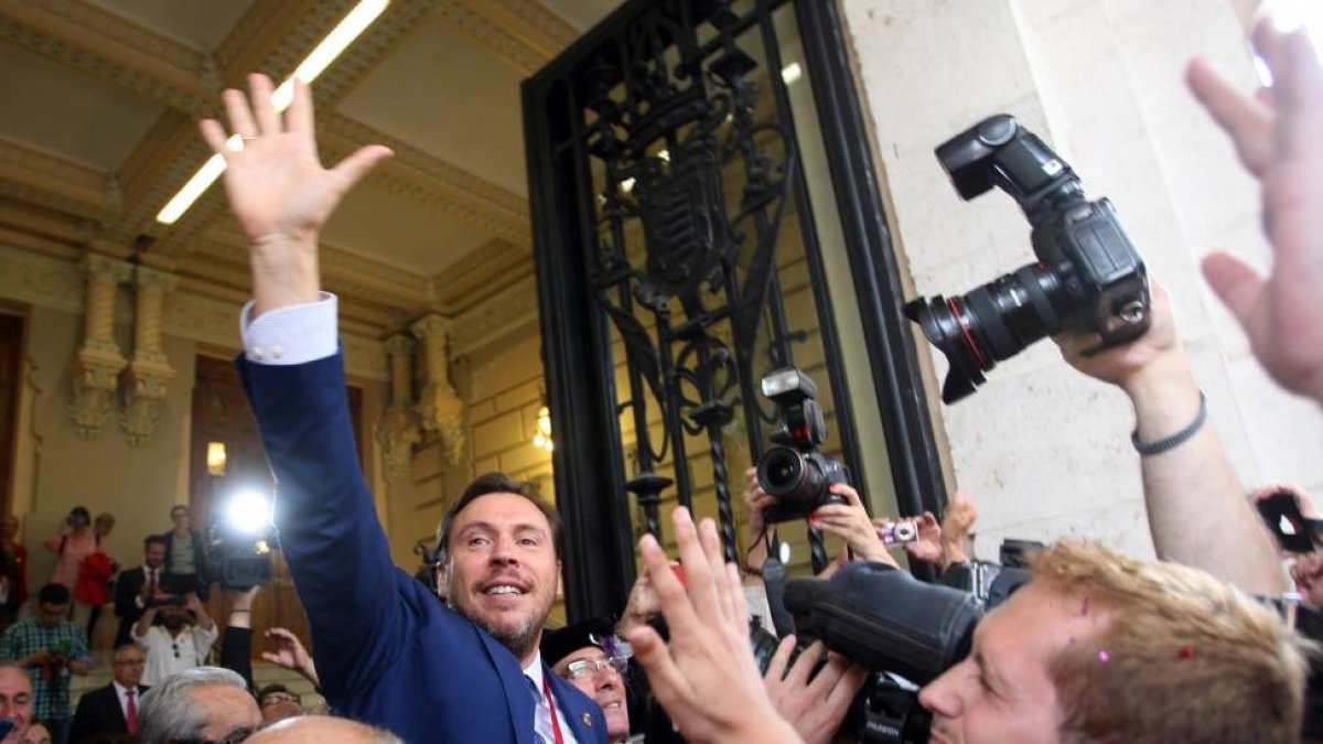 Óscar Puente recibe el Bastón en el acto de constitución del Ayuntamiento de Valladolid-Ical