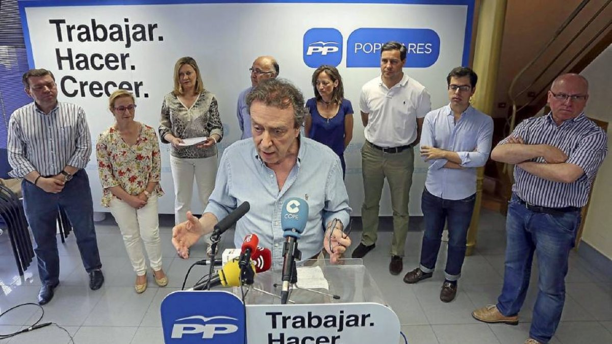 José Antonio de Saniago Juárez en su inervención de ayer en la sede de campaña del PP en la Plaza Mayor de Valladolid junto Del Olmo yMedrano.-Ical