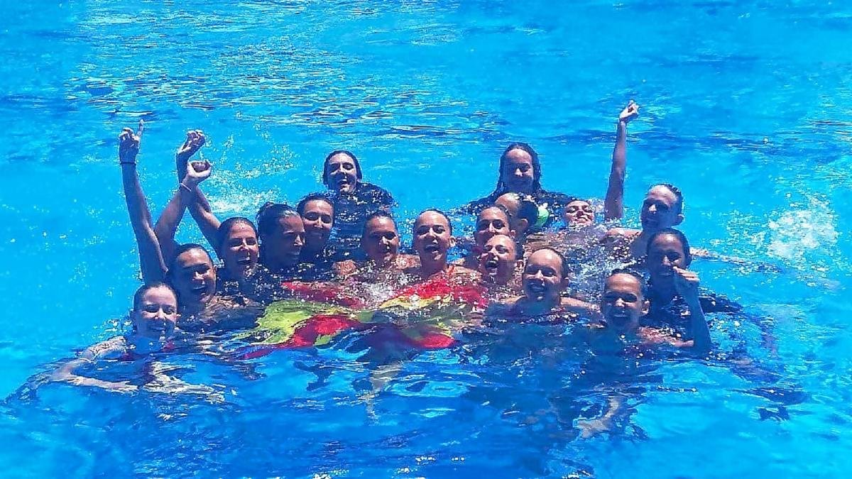 Las ‘sirenas’ de España celebran la COMEN en la piscina.-EL MUNDO