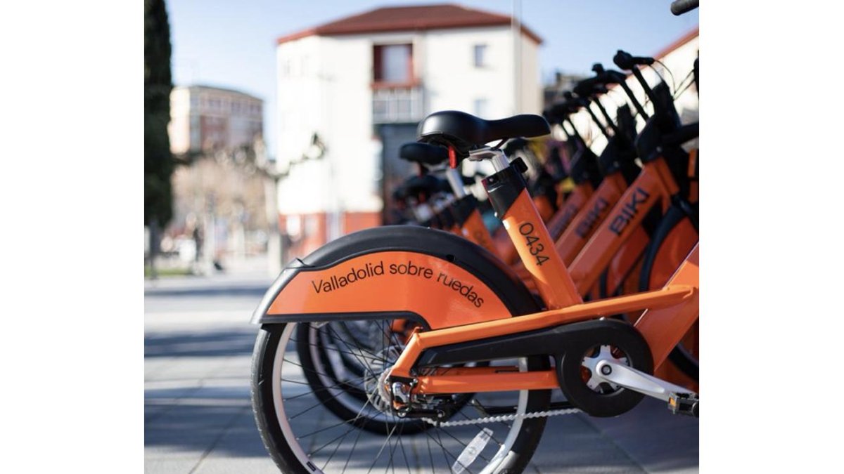Un parking de Biki próximo a la estación de trenes. Twitter: José Alfonso Gálvez