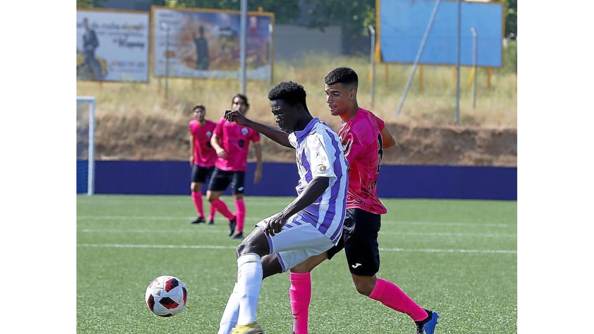 El defensa central Seydu despeja ante el acoso del delantero centro Perales.-BALCAZA