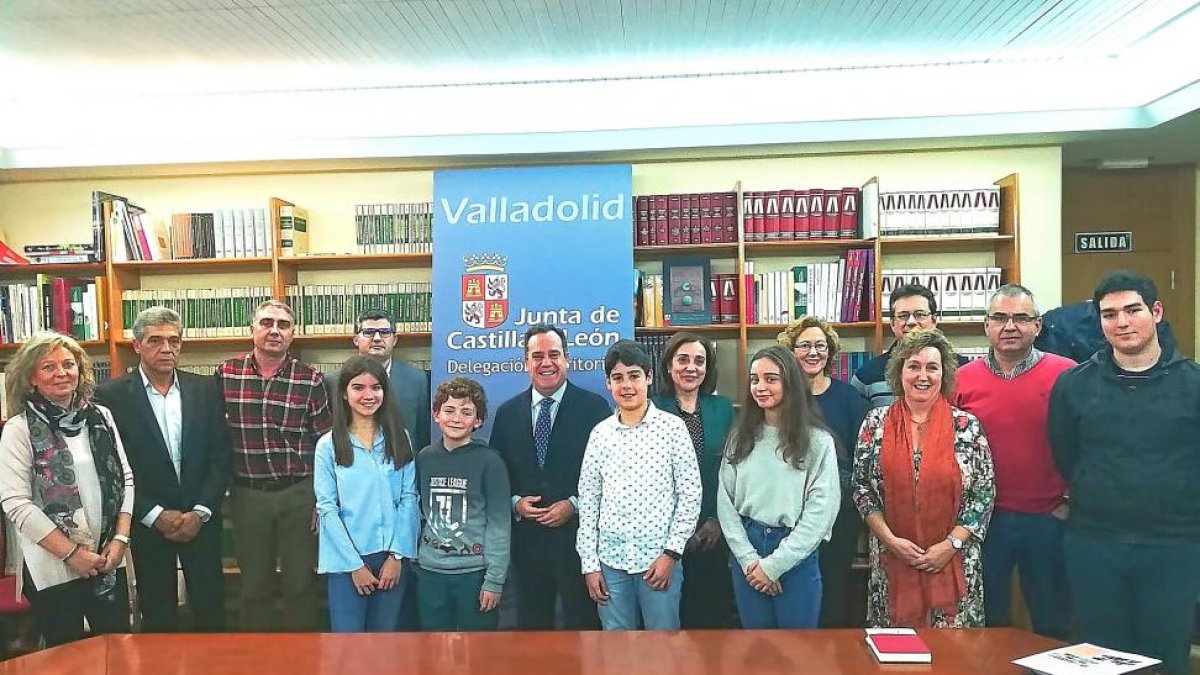 Alumnos y profesores de los centros educativos premiados, junto a Pablo Trillo-E.M