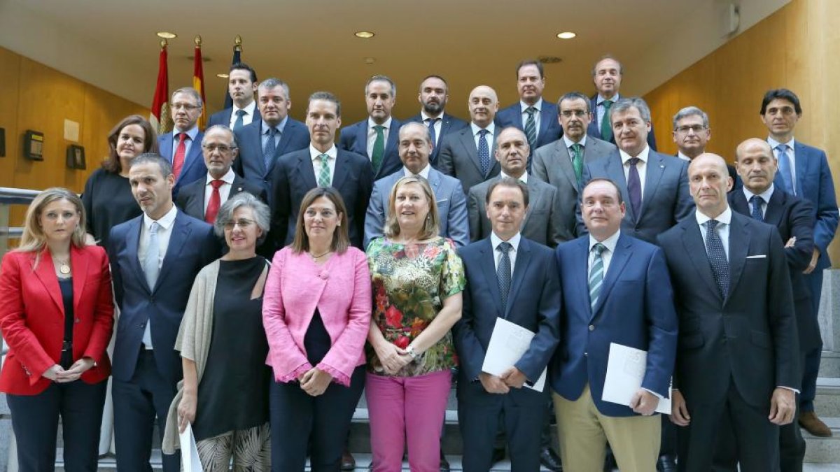 La consejera y portavoz de la Junta de Castilla y León, Milagros Marcos, y la consejera de Economía y Hacienda, Pilar del Olmo, posan junto a los participantes en la firma de un convenio de colaboración con entidades financieras.-ICAL