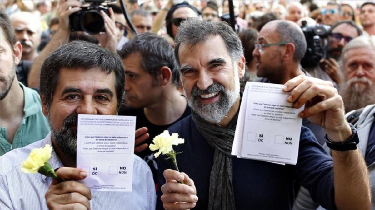 El presidente de la Asamblea Nacional Catalana (ANC), Jordi Sanchez, y el d Òmnium Cultural, Jordi Cuixart, muestran papeletas del referendum del 1-O en Barcelona.-EFE / ALEJANDRO GARCÍA