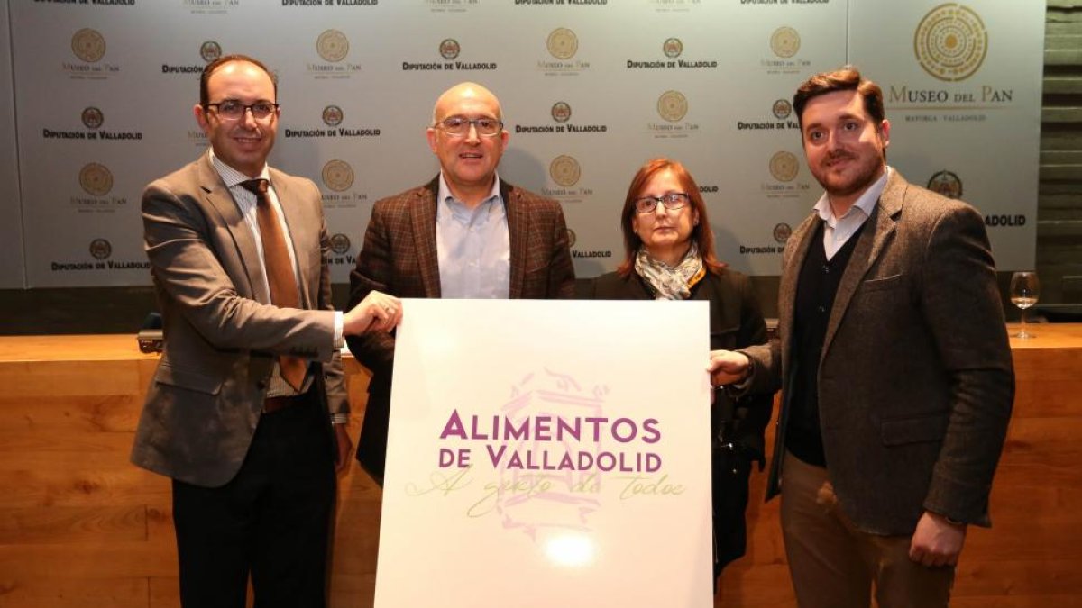 El presidente de la Diputación de Valladolid, Jesús Julio Carnero, junto con el alcalde de Mayorga, Alberto Magdaleno, antes de la reunión con su equipo de gobierno para analizar el reglamento de la marca Alimentos de Valladolid.-ICAL