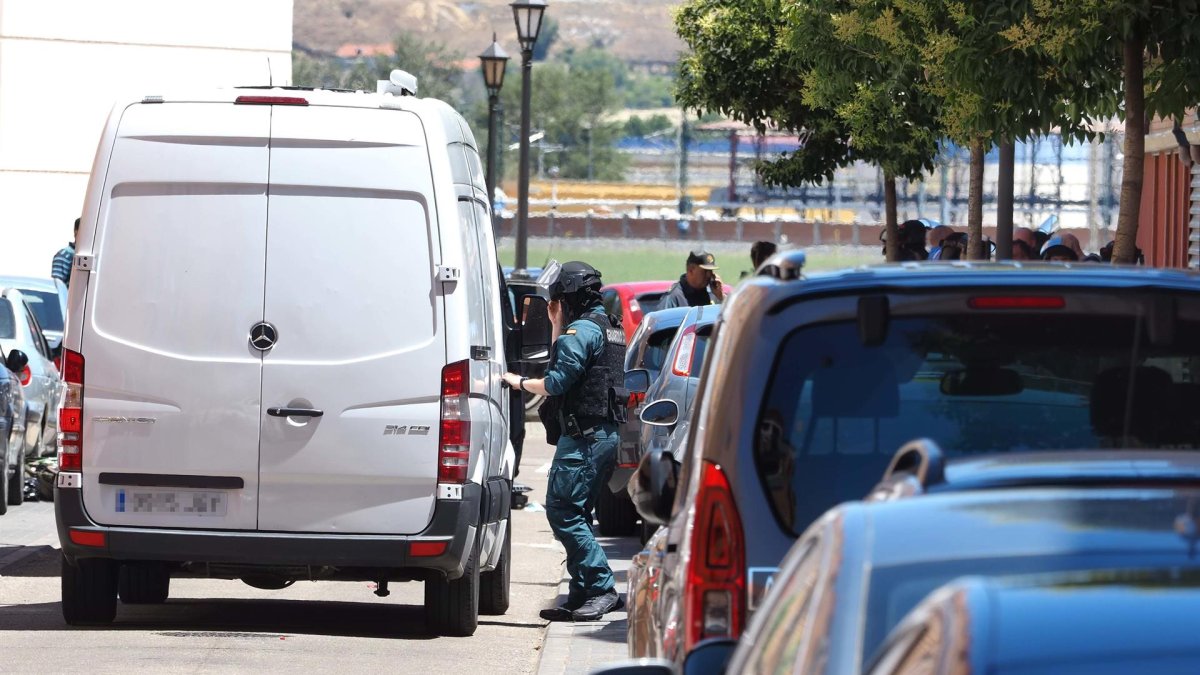 Agentes en las inmediaciones de la vivienda donde el 'Chiqui' se atrincheró con un rehén . EUROPA PRESS