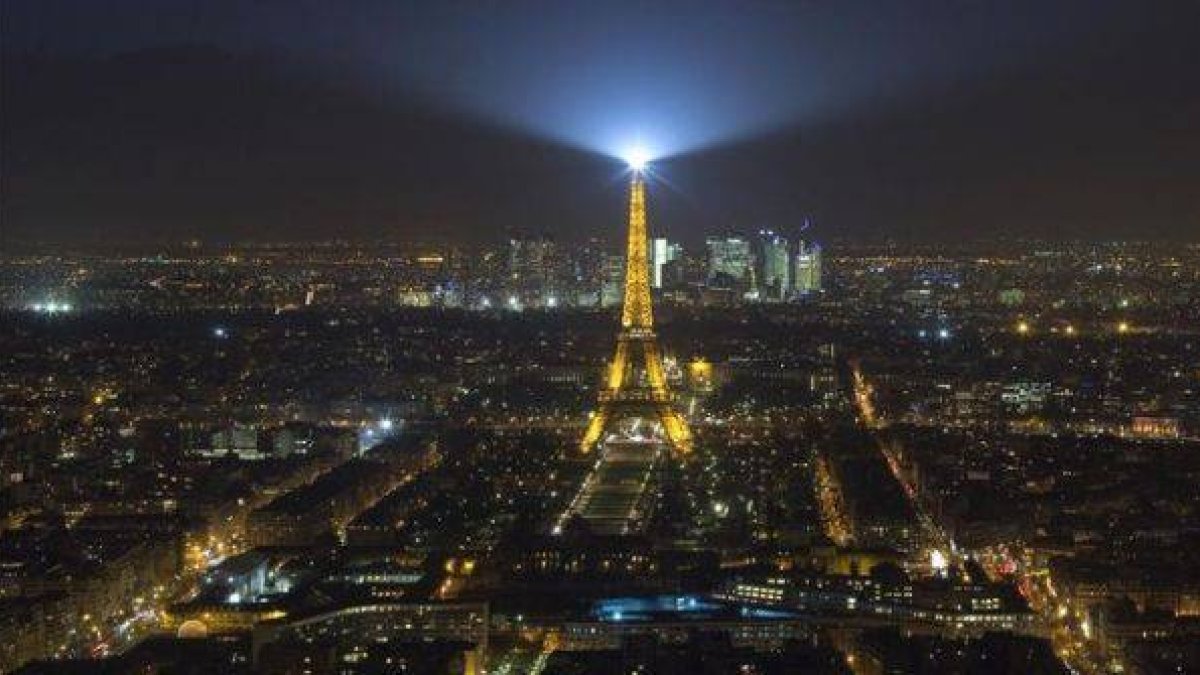La Torre Eiffel iluminada, la noche del 24 de febrero.-Foto: REUTERS / GONZALO FUENTES
