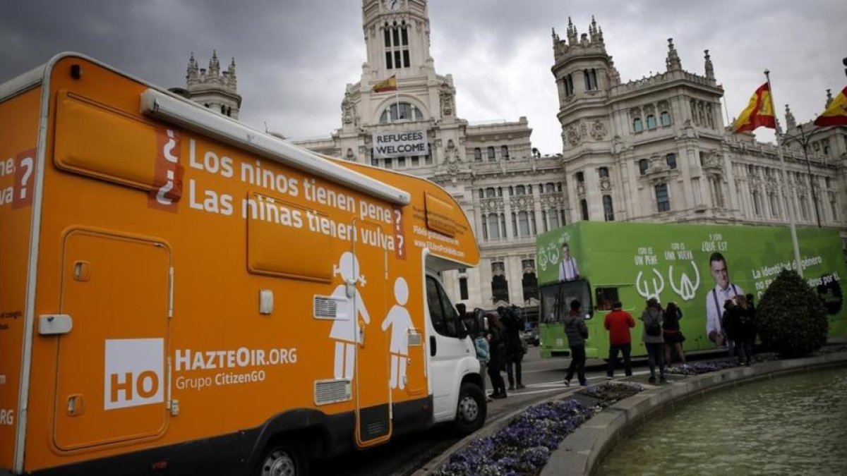 El bus de Hazte Oír frente al Ayuntamiento de Madrid.-JOSE LUIS ROCA