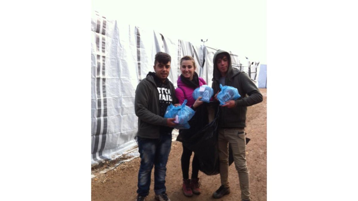 Irene Sáiz en el campo de refugiados de Ritsona (Grecia).-CALCETÍN SOLIDARIO