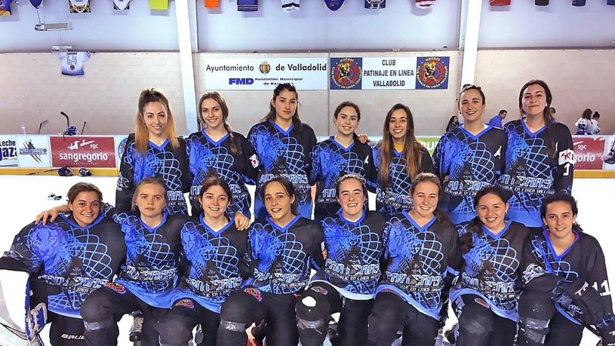Plantilla de las Panteras del CPLV en la Liga Élite femenina de Hockey Línea.-E. M.