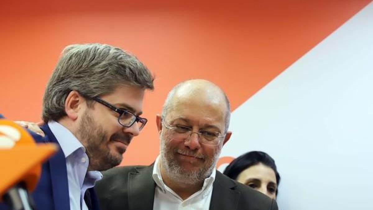 El candidato de Cs a la Presidencia de la Junta de Castilla y León, Francisco Igea, junto al secretario de Organización del partido, Fran Hervías.-ICAL