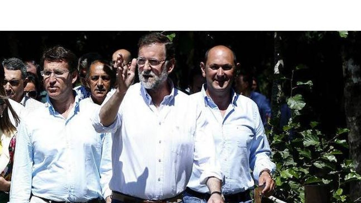 El jefe del PP provincial de Pontevedra Rafael Louzán (derecha), junto a Rajoy y Feijóo, en agosto del 2013.-EFE / JAVIER LIZÓN