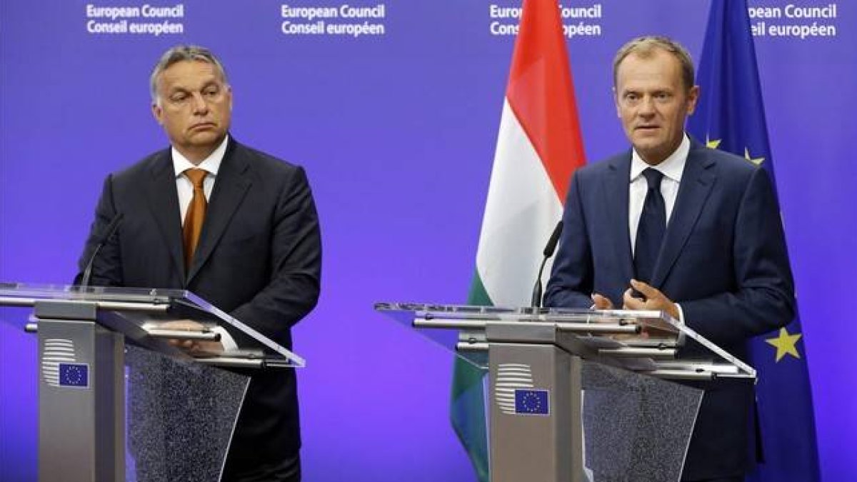 Orbán (izquierda) junto a Tusk, en Bruselas, este jueves.-EFE / OLIVIER HOSLET