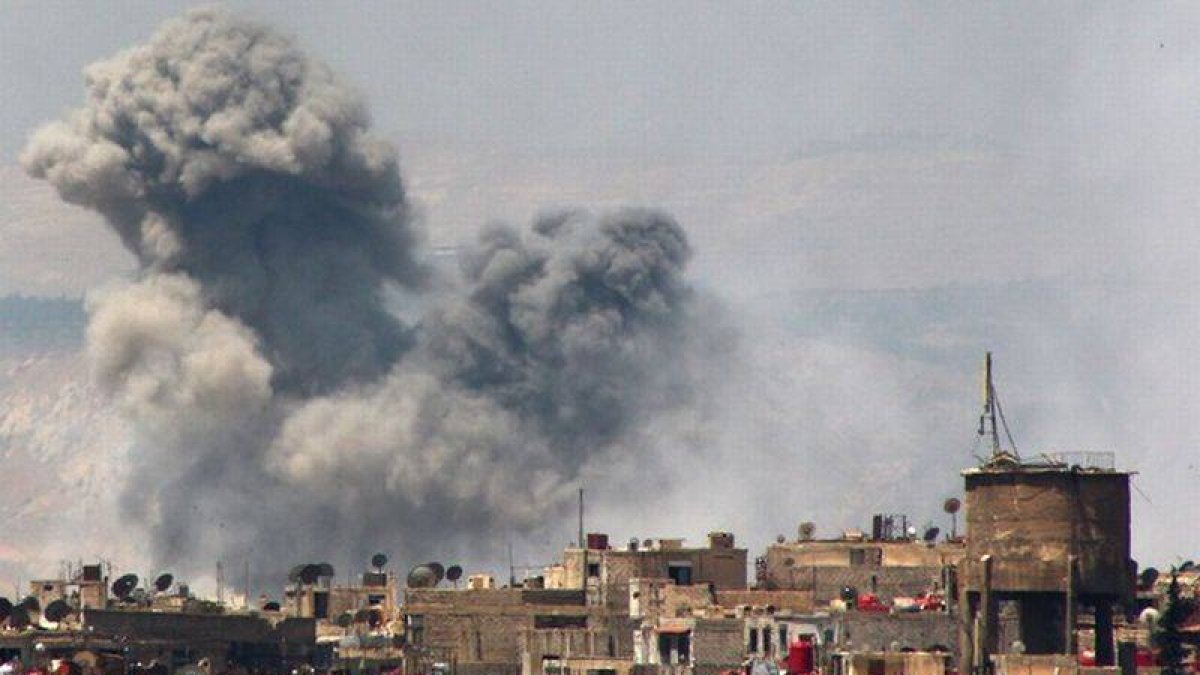 Imagen de humo en Damasco por los combates entre el régimen y los opositores en el suburbio de Ghouta.-Foto: REUTERS / STRINGER