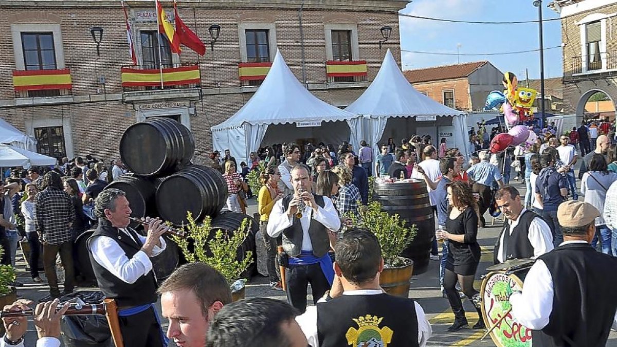 Concurrida Plaza Mayor de La Seca en una pasada edición de la Fiesta.-S. G. C.