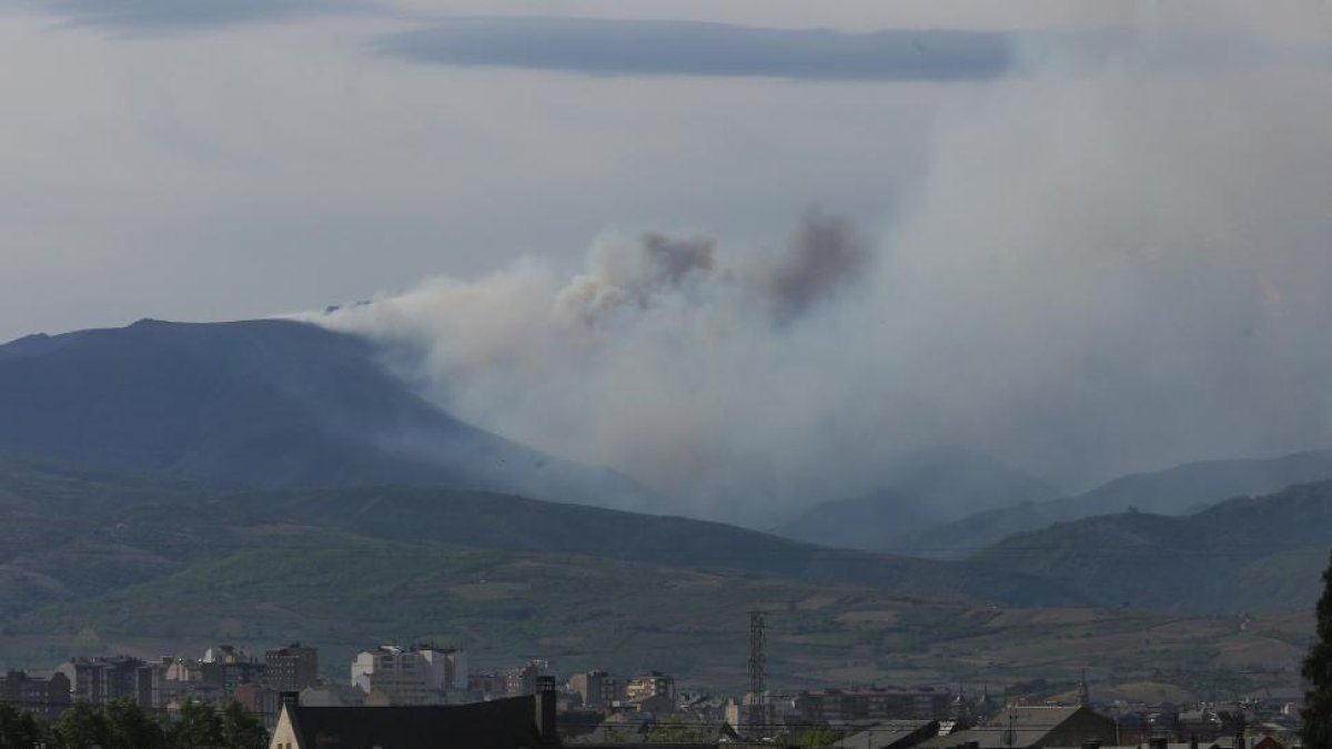 Incendio en los montes de Valdueza, perteneciente al municipio de Bouzas (León)-ICAL