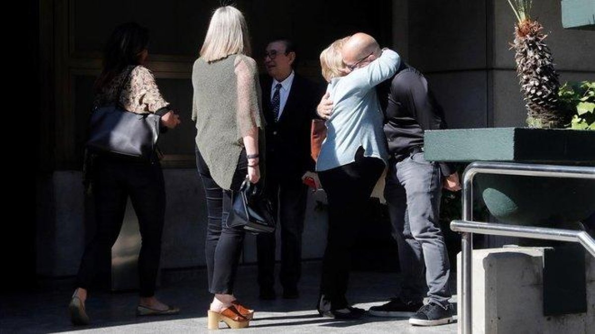 El hijo de Narciso Ibáñez Serrador, Alejandro, a su llegado al tanatorio donde estaba instalada la capilla ardiente.-EFE / ZIPI