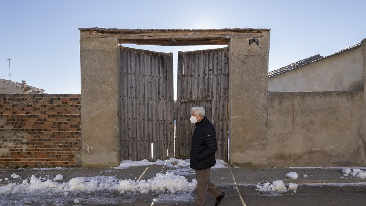 Arriba, Benjamín y Josefina conversan a las puertas de la casa de ésta. En la imagen principal, el alcalde de Aguasal, José Nieto. PABLO REQUEJO / PHOTOGENIC