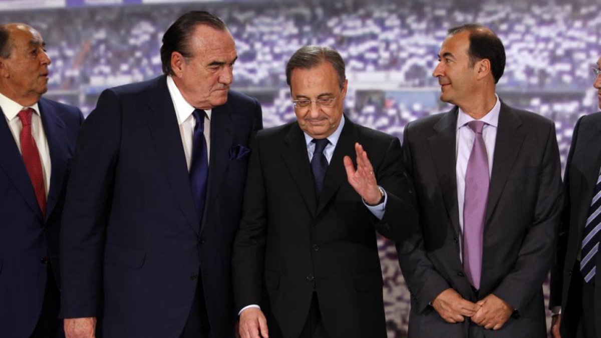 Fernández de Blas, a la derecha, junto al presidente del Madrid, Florentino Pérez, y Fernando Fernández Tapia, en una imagen de archivo.-DAVID CASTRO