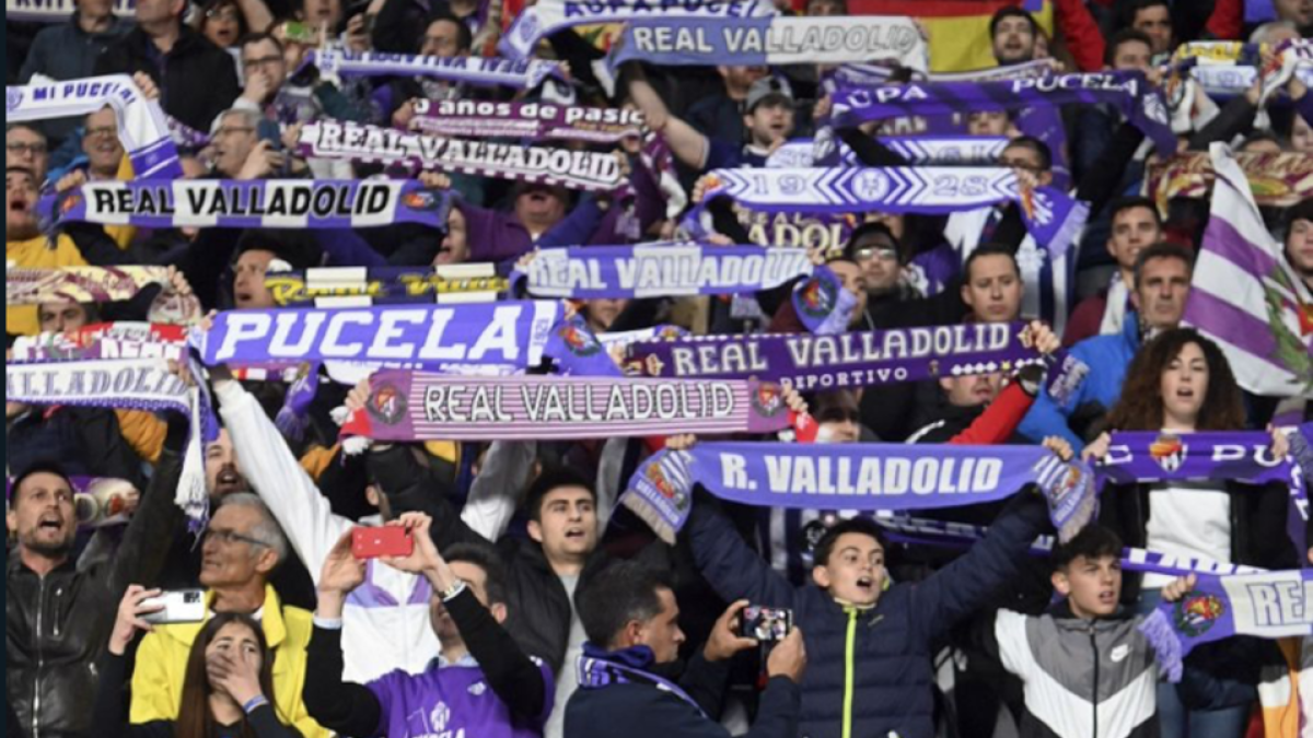 Aficionados durante el partido ante el Barcelona en Zorrilla. LALIGA