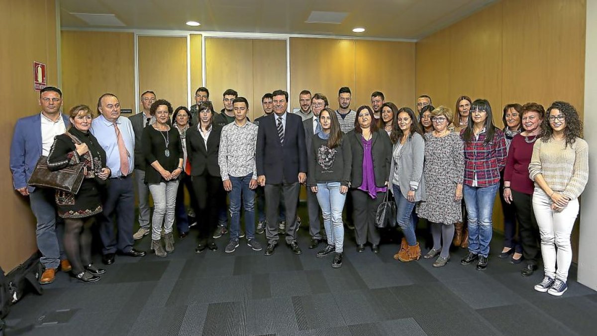 El consejero de Empleo, Carlos Fernández Carriedo, rodeado de los premiados.-ICAL