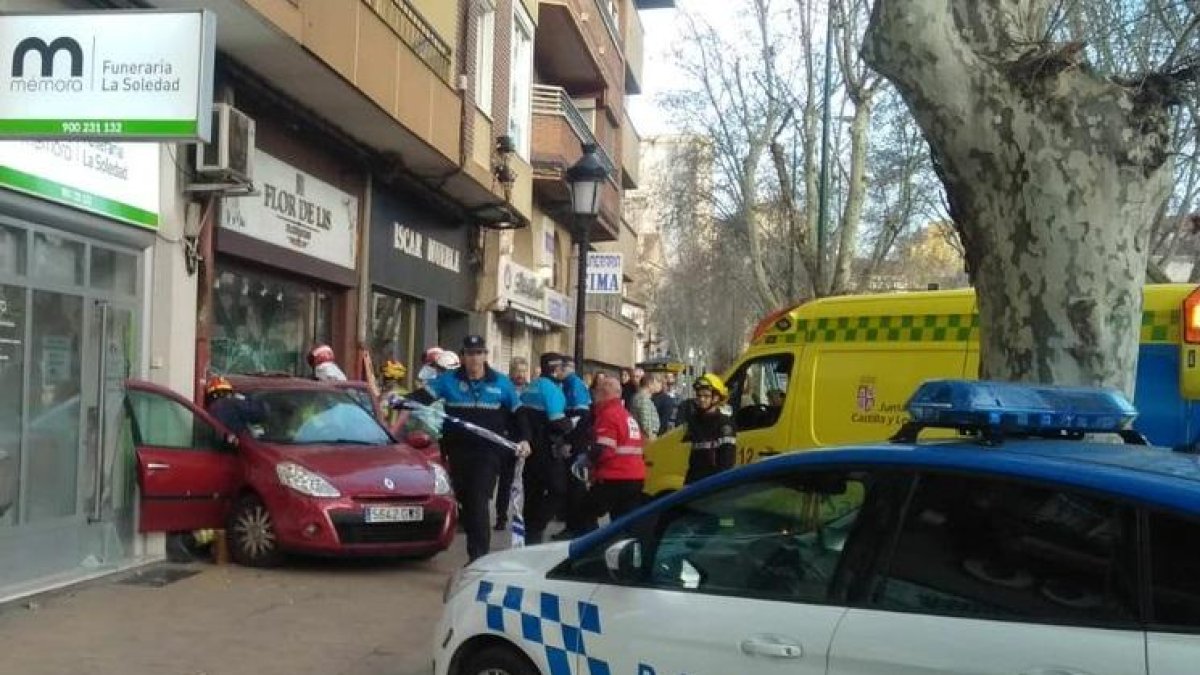 Vehículo empotrado en la fachada del comercio.-POLICÍA VALLADOLID