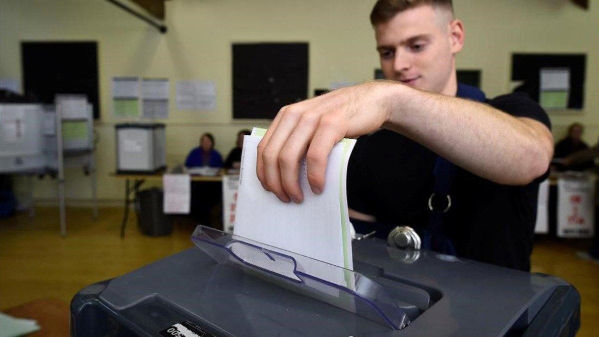 Un irlandés vota en el referendum-