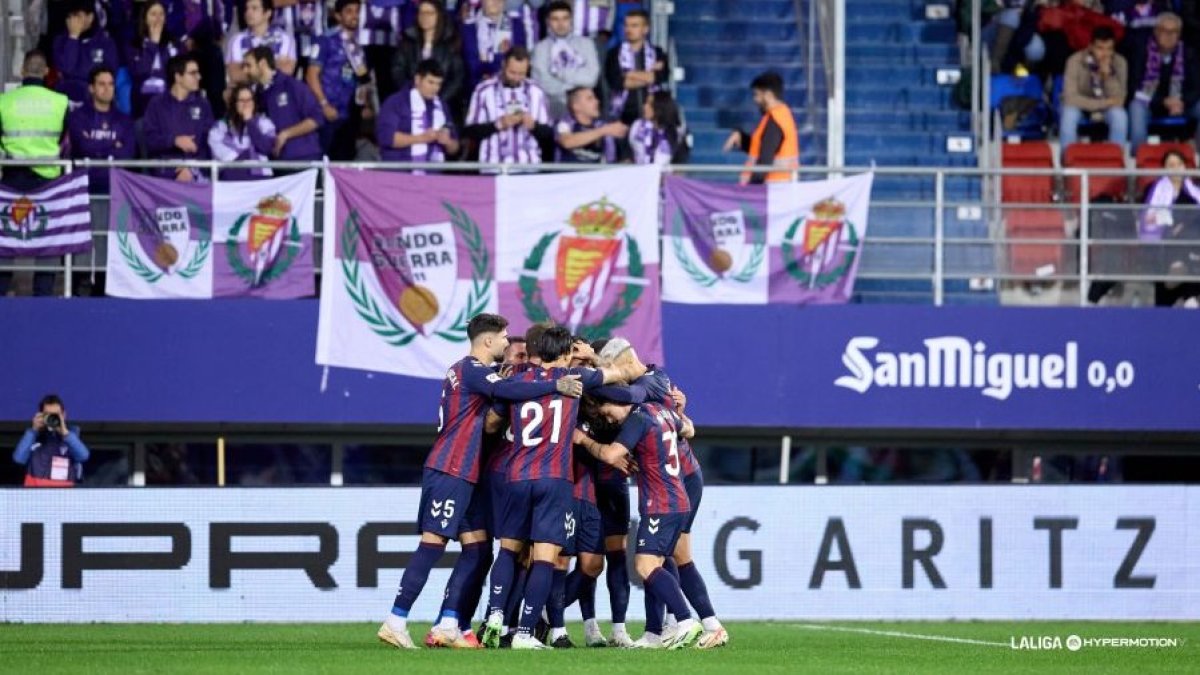 Celebración del Éibar ante los aficionados blanquivioleta.